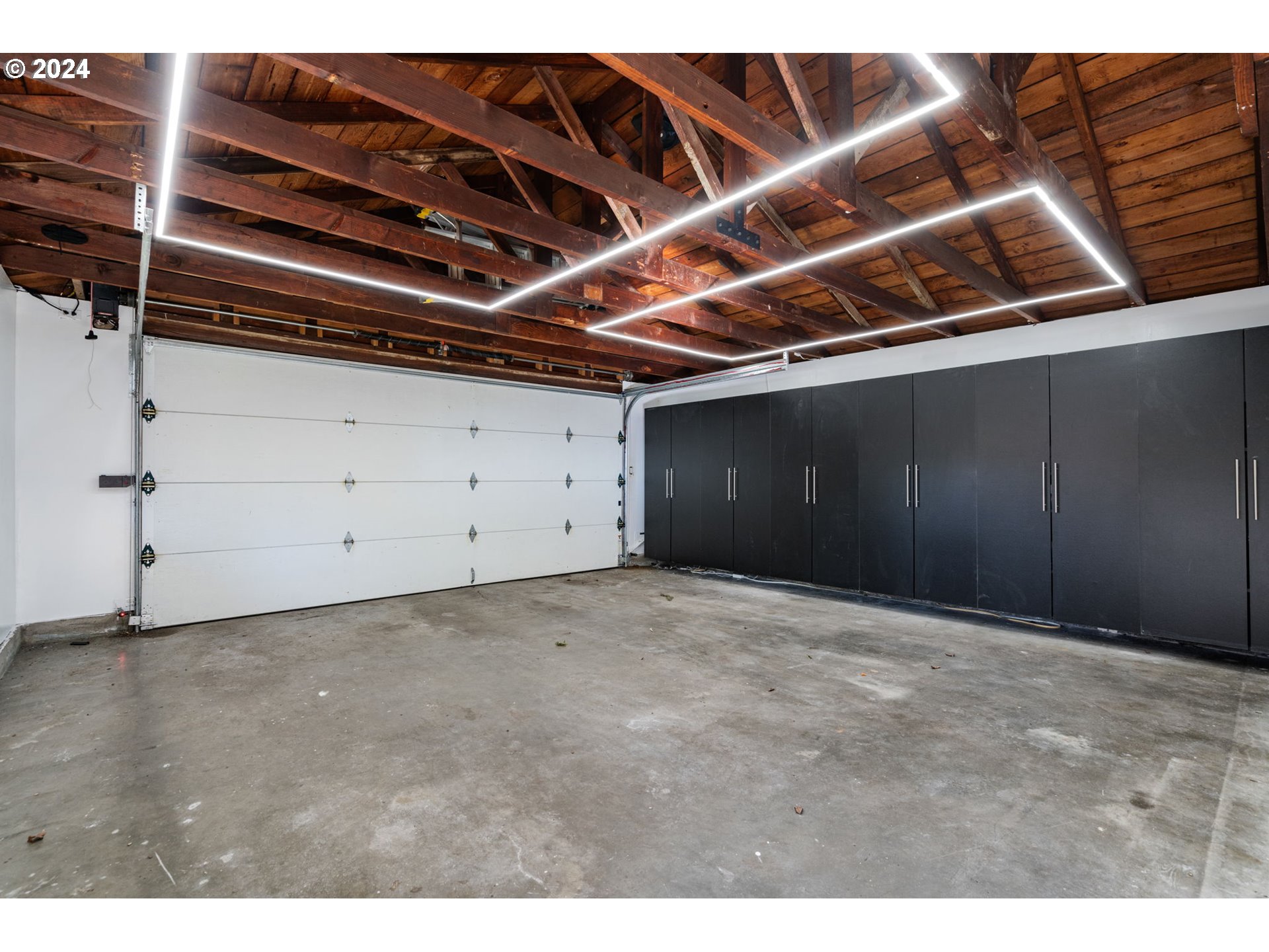 811 NW SKYLINE CREST RD