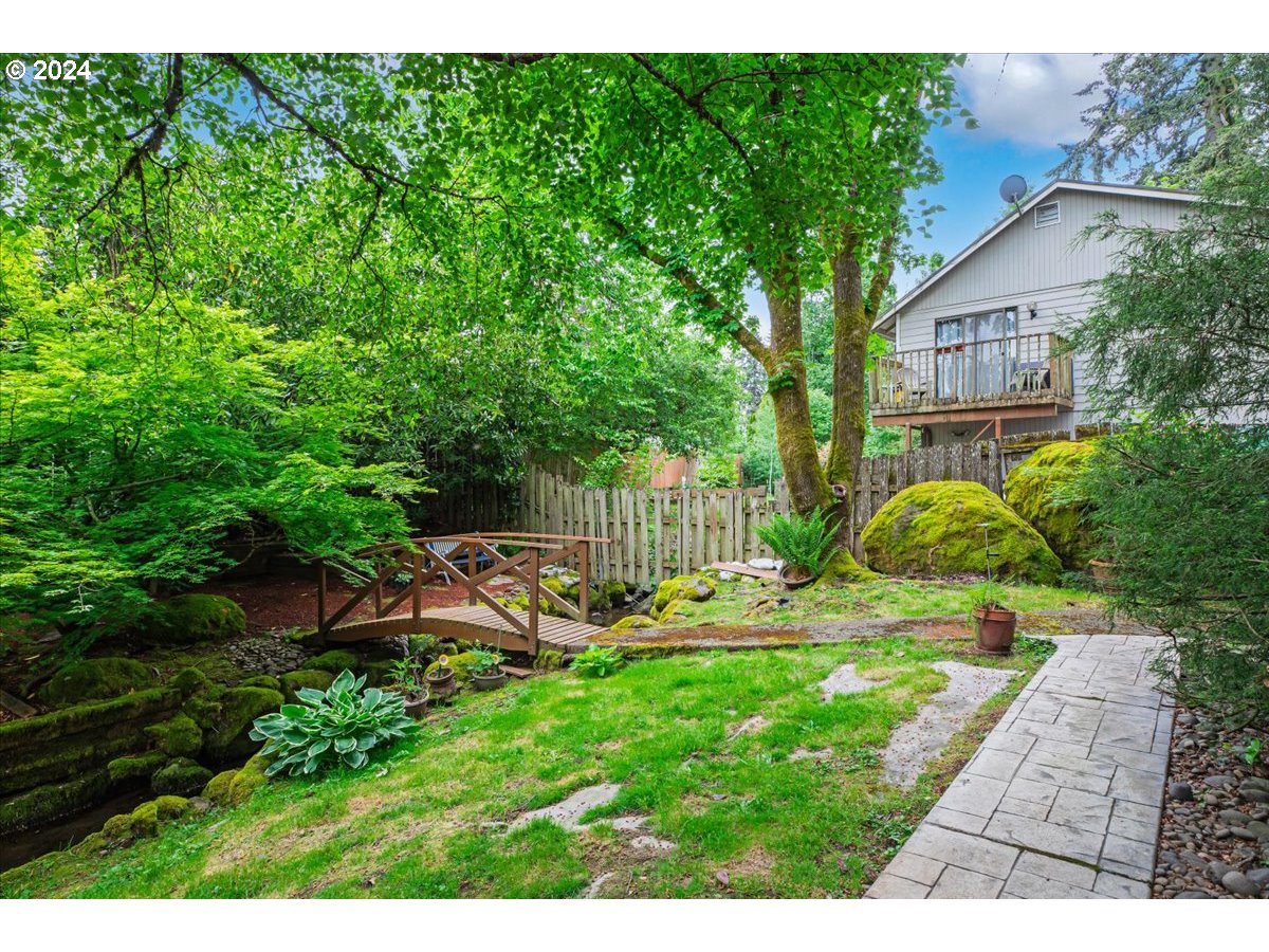 957 HAZELWOOD DR