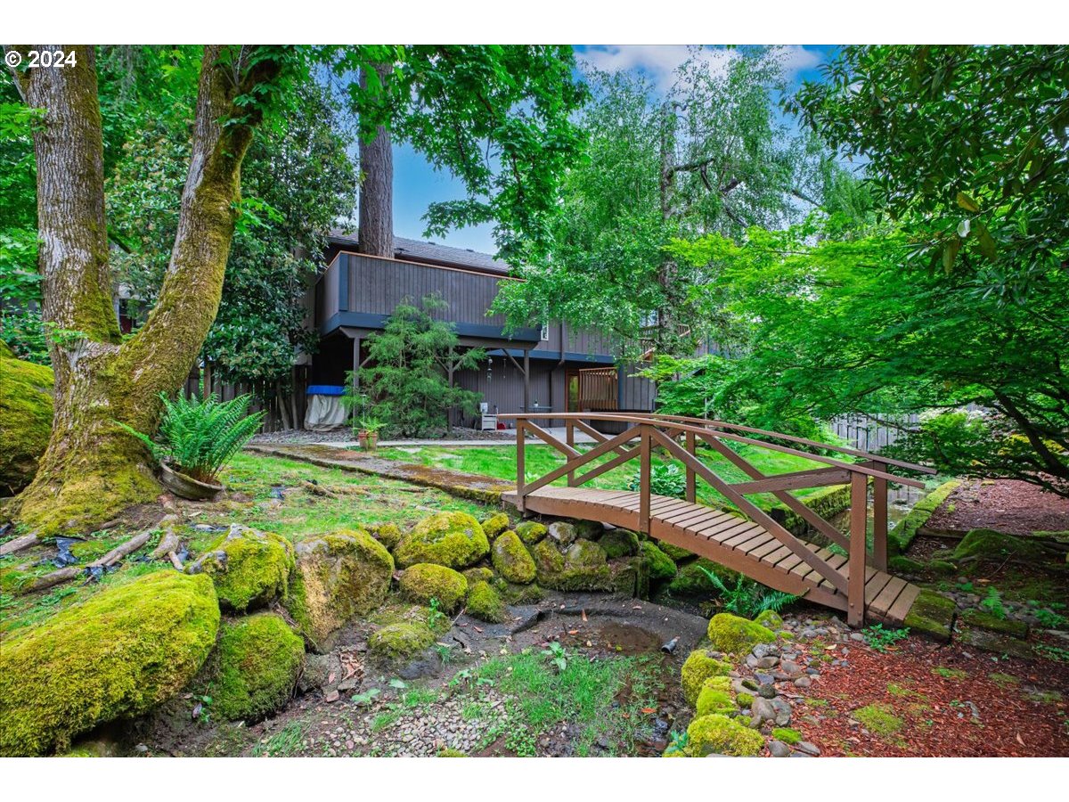 957 HAZELWOOD DR