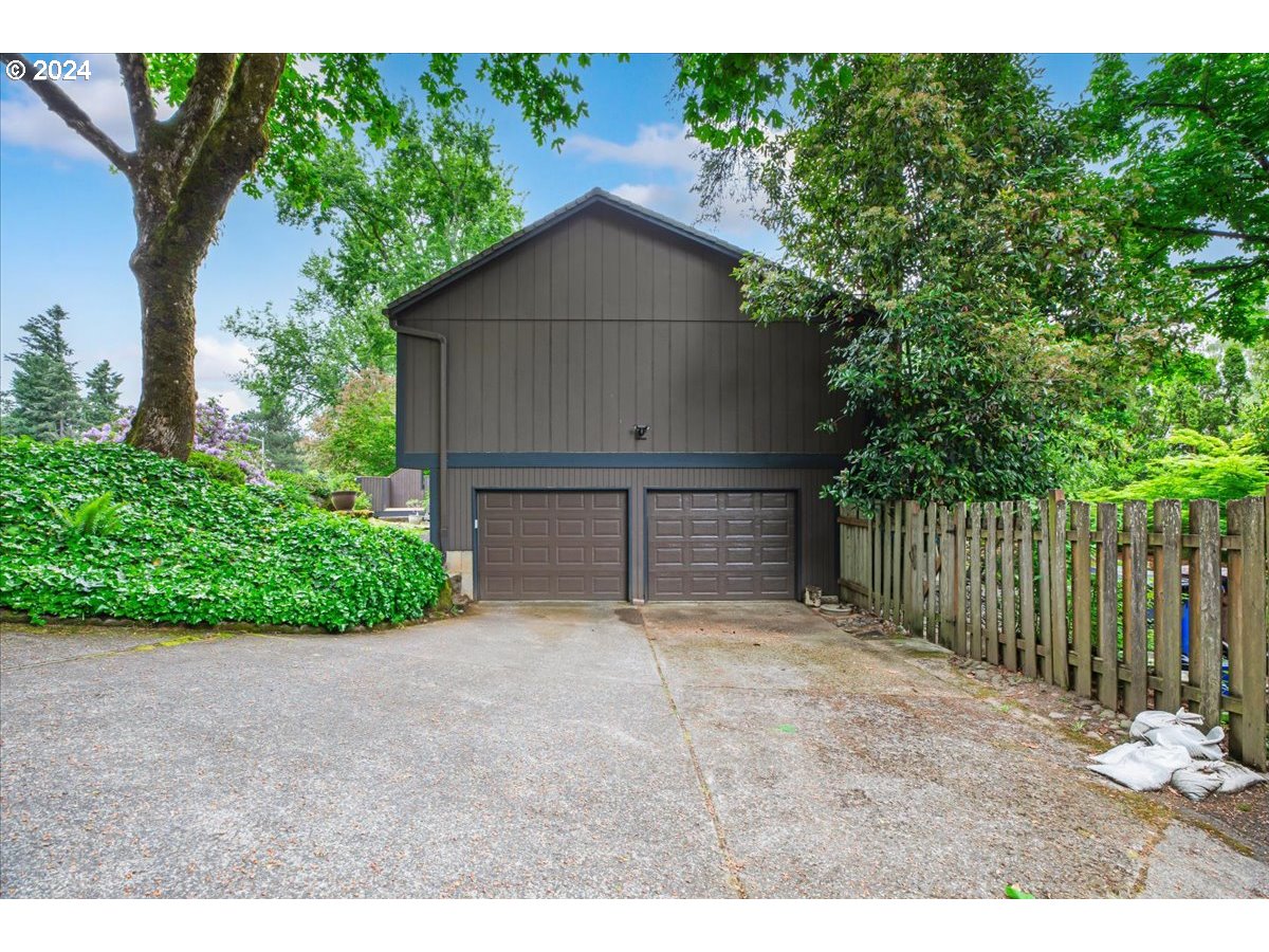 957 HAZELWOOD DR