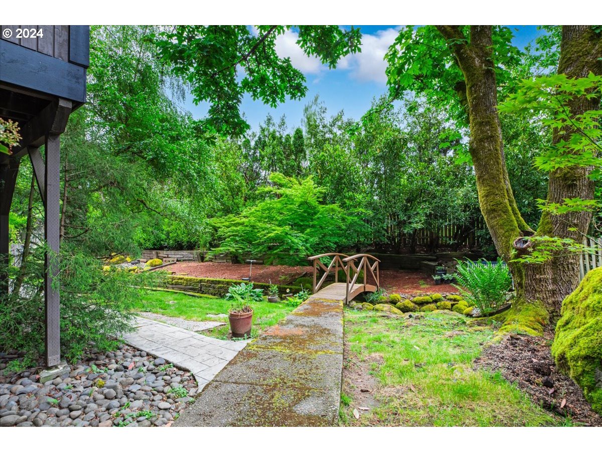 957 HAZELWOOD DR
