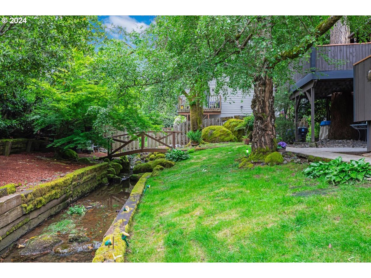 957 HAZELWOOD DR