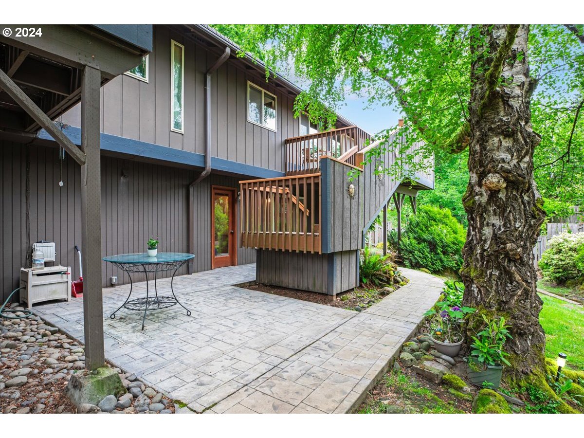 957 HAZELWOOD DR