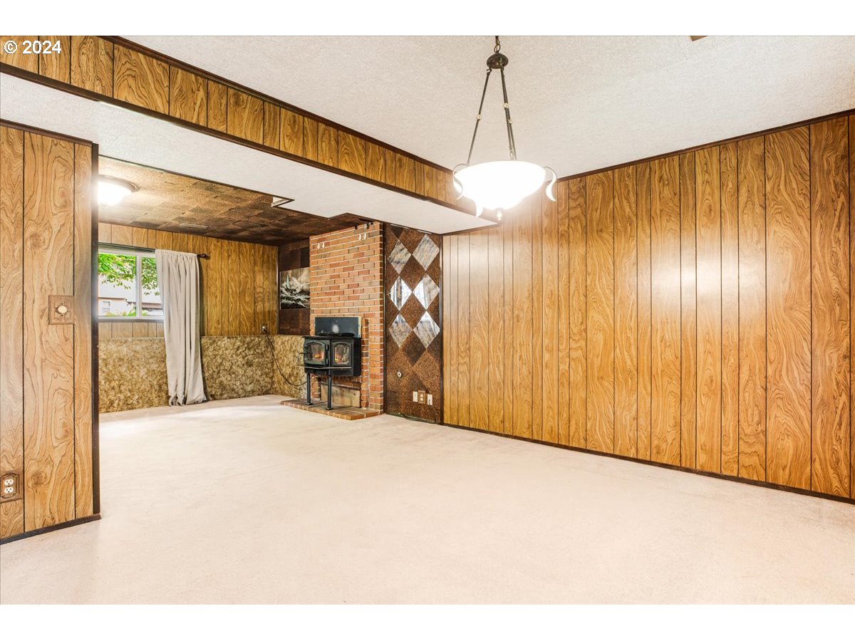 957 HAZELWOOD DR