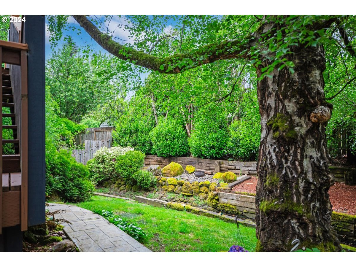 957 HAZELWOOD DR
