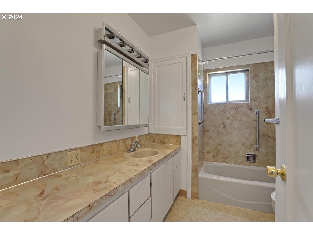 3233 SE CARUTHERS ST