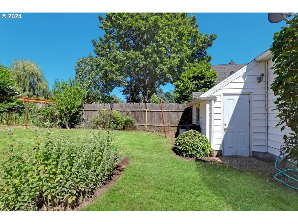 3233 SE CARUTHERS ST