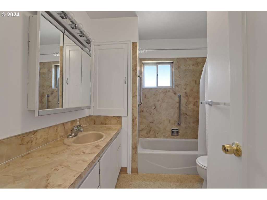 3233 SE CARUTHERS ST