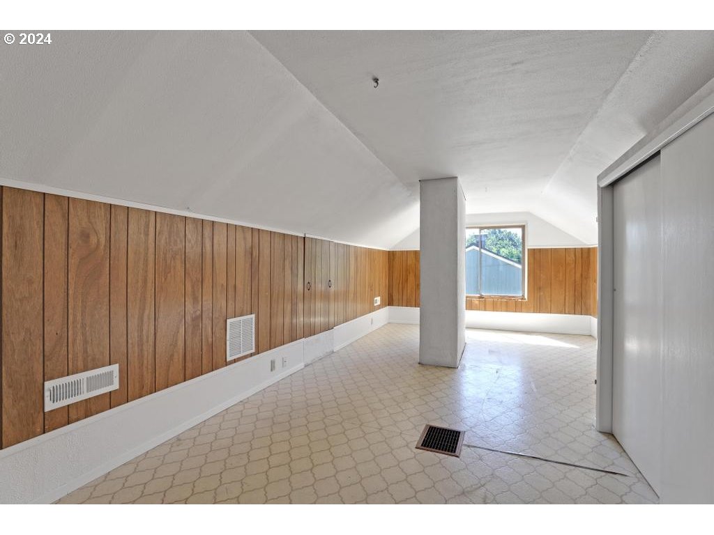 3233 SE CARUTHERS ST