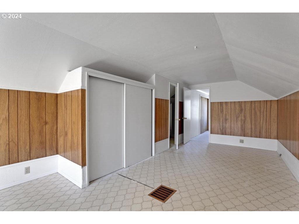 3233 SE CARUTHERS ST