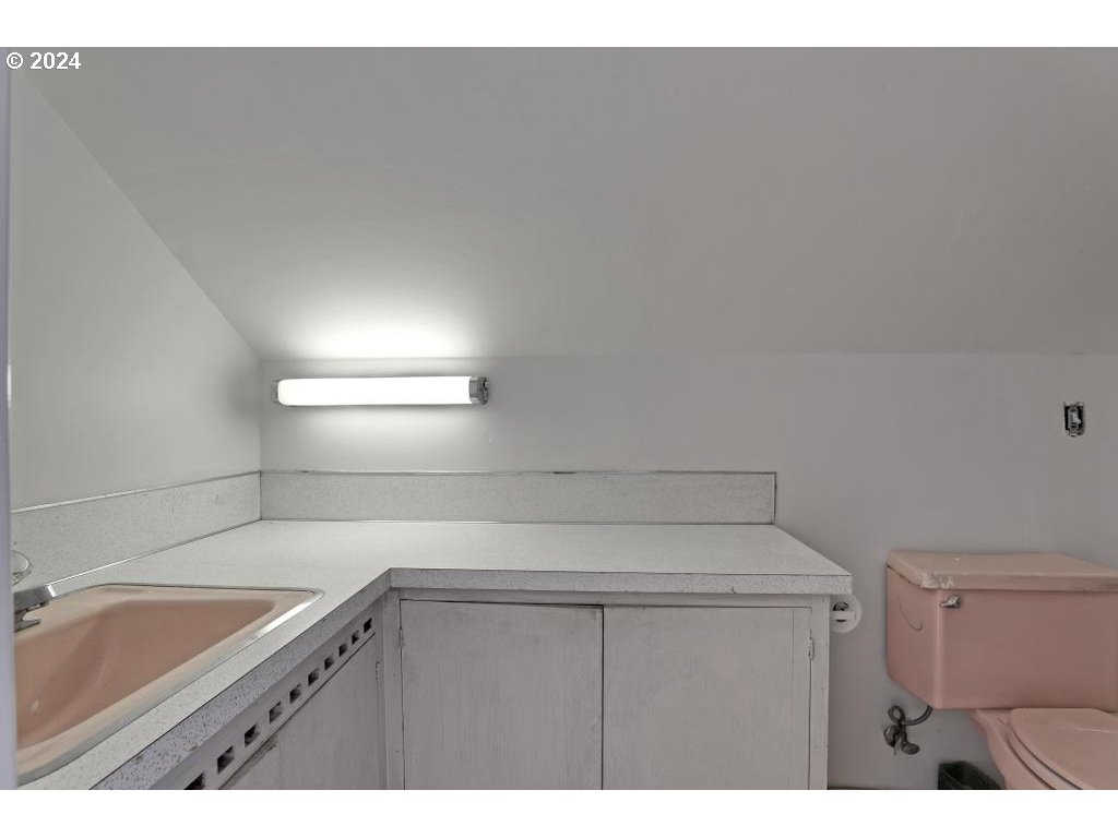 3233 SE CARUTHERS ST