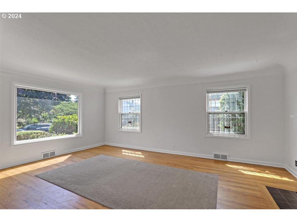 3233 SE CARUTHERS ST