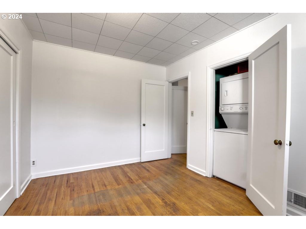 3233 SE CARUTHERS ST