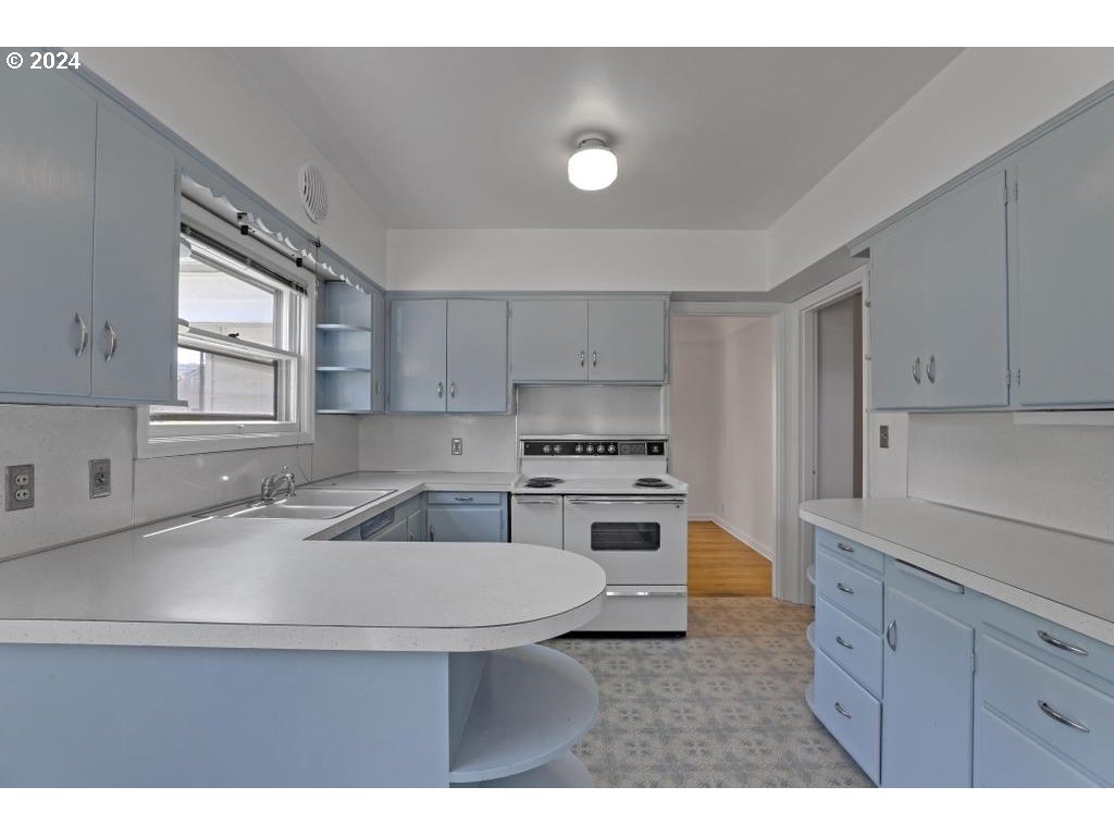 3233 SE CARUTHERS ST