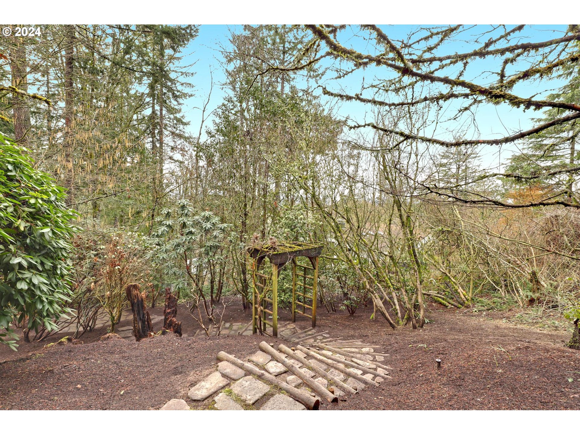 255 SW ALDERIDGE DR