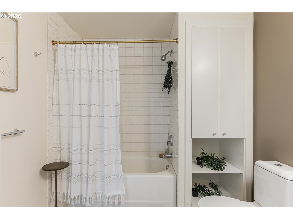 1926 W BURNSIDE ST 301