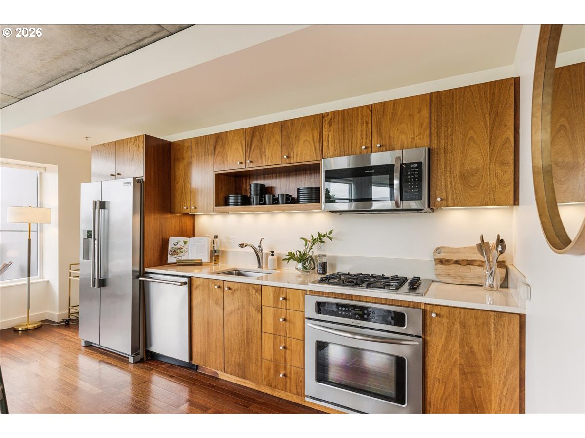 1926 W BURNSIDE ST 301