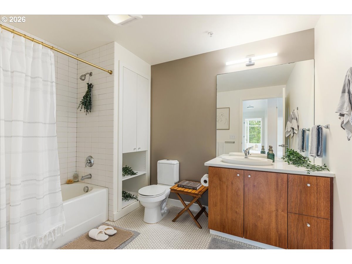 1926 W BURNSIDE ST 301