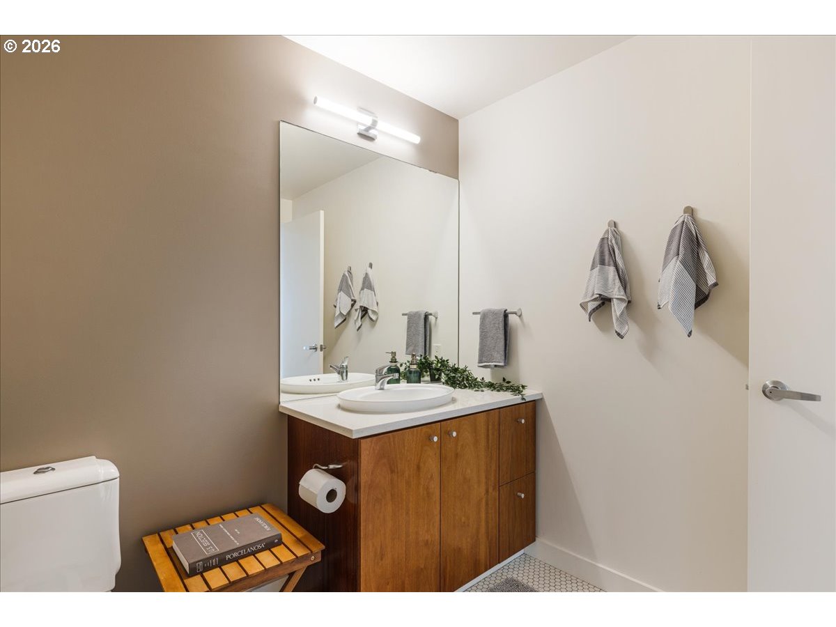 1926 W BURNSIDE ST 301