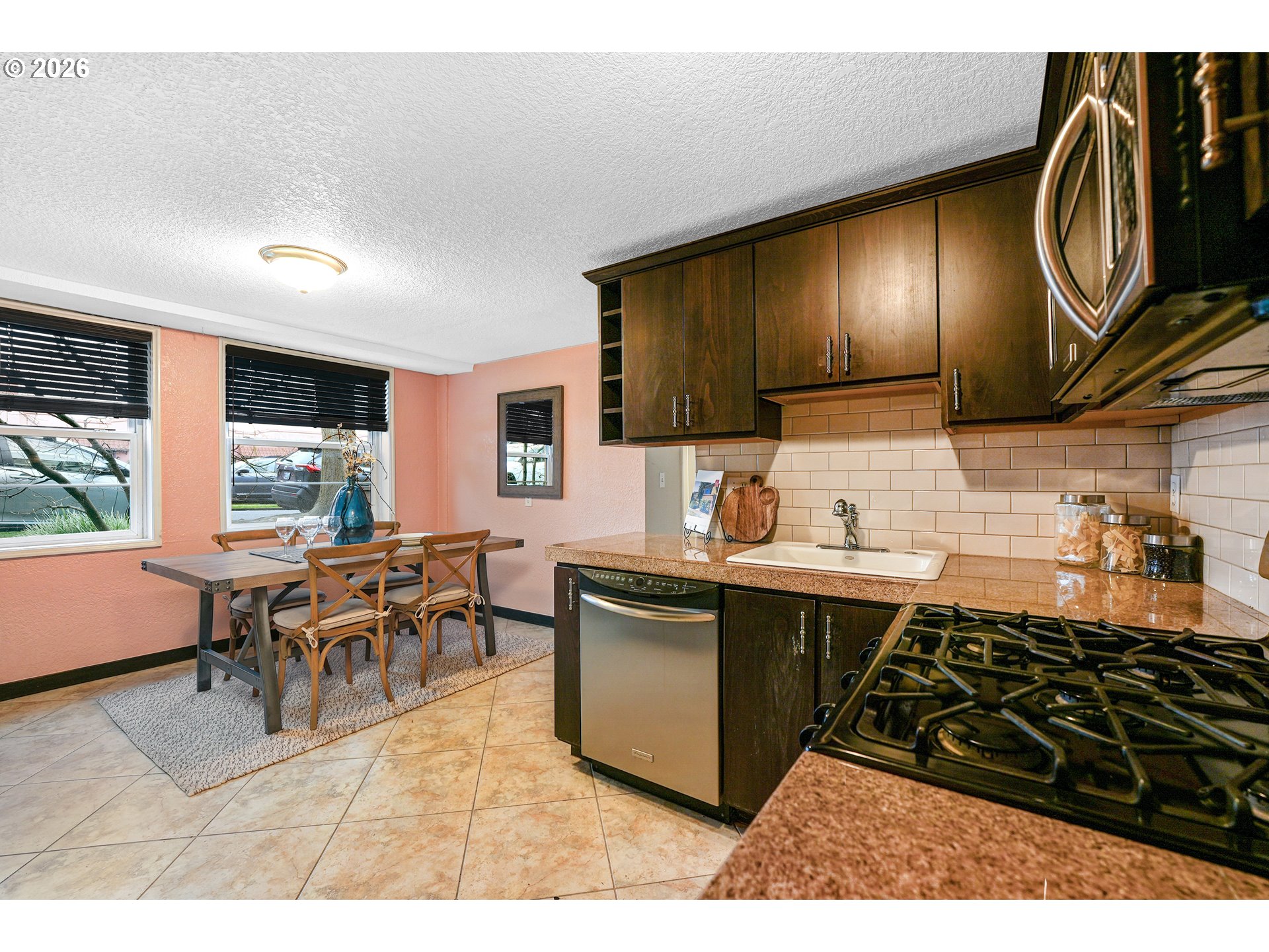 2025 SE CARUTHERS ST 24