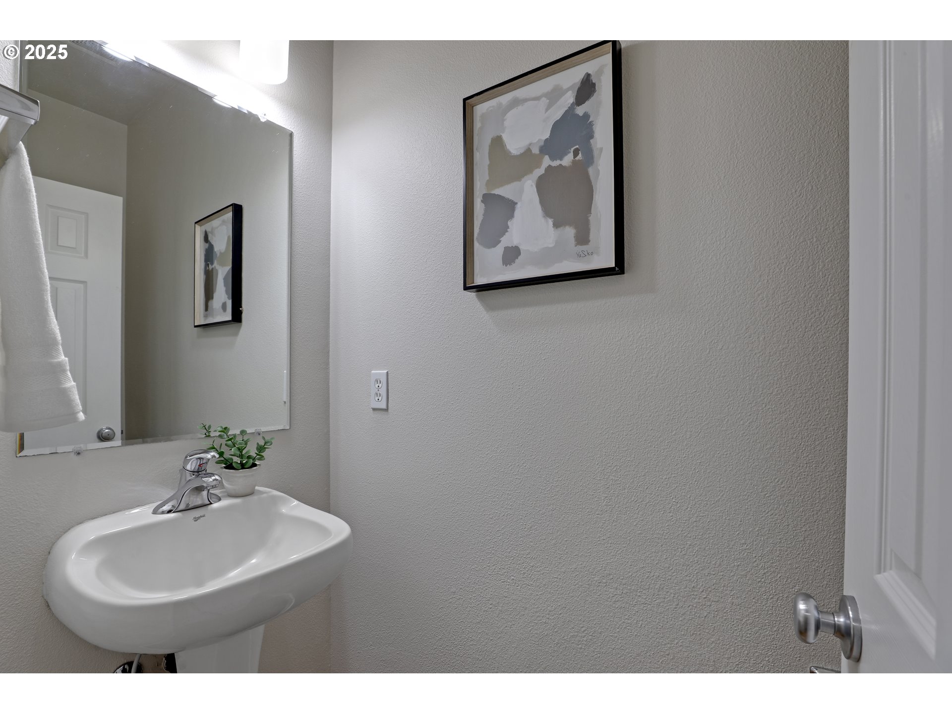 2453 NW ROGUE VALLEY TER