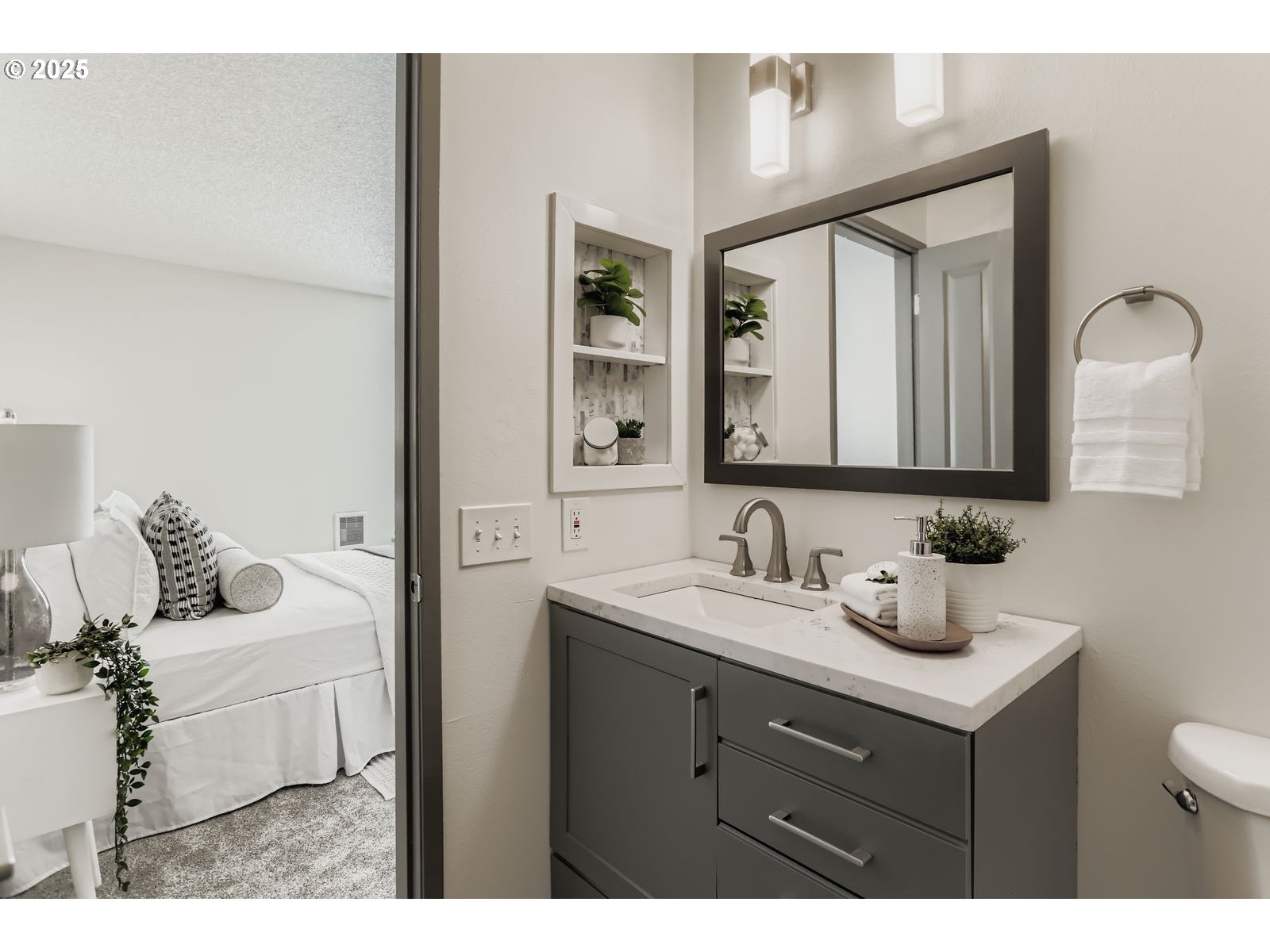 650 SW MEADOW DR 106