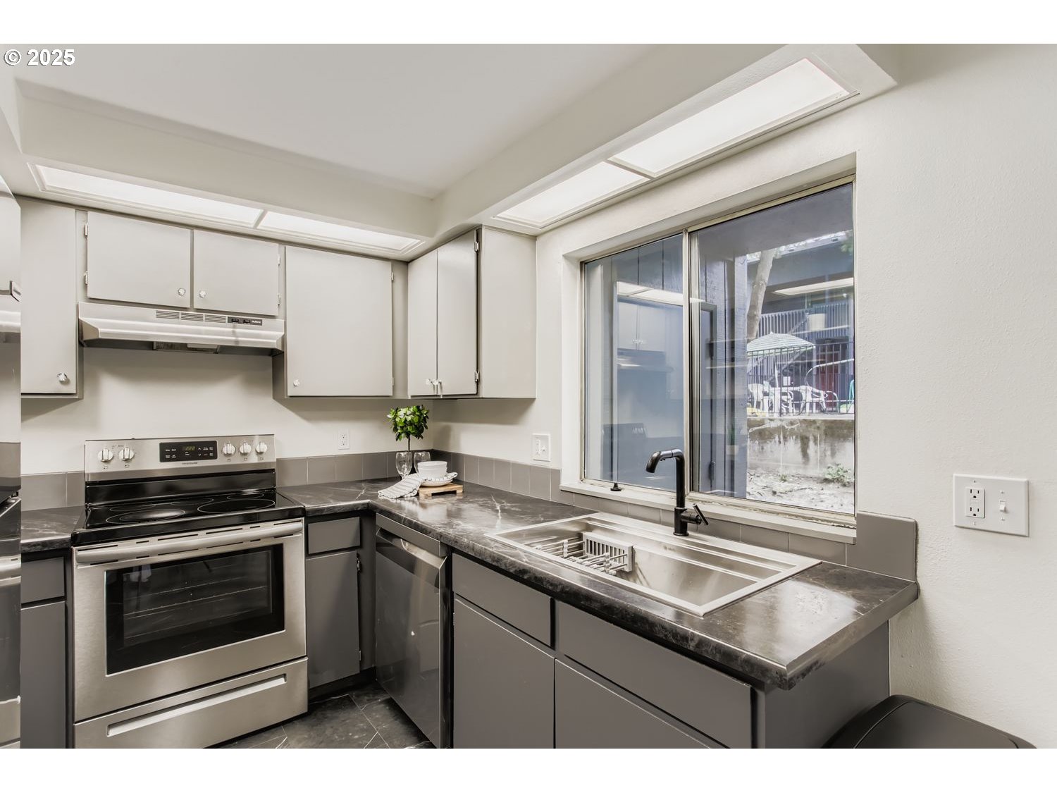 650 SW MEADOW DR 106