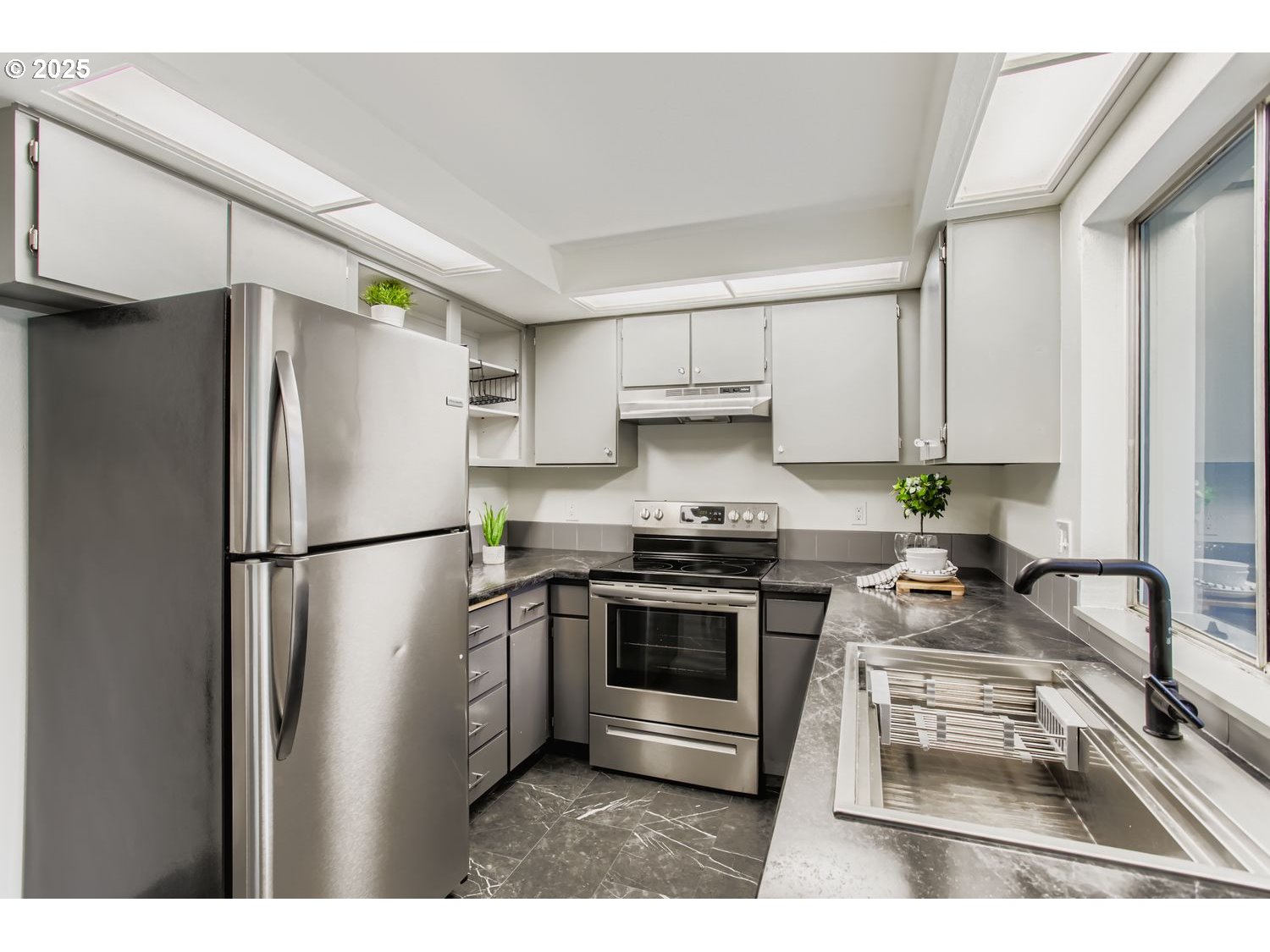 650 SW MEADOW DR 106