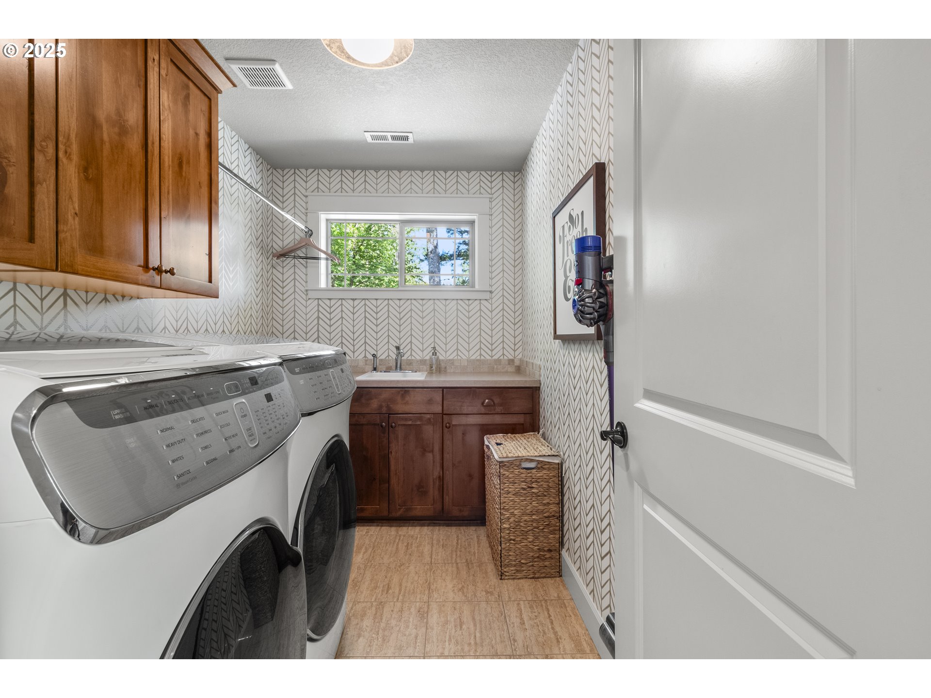 977 MARYLHURST CIR