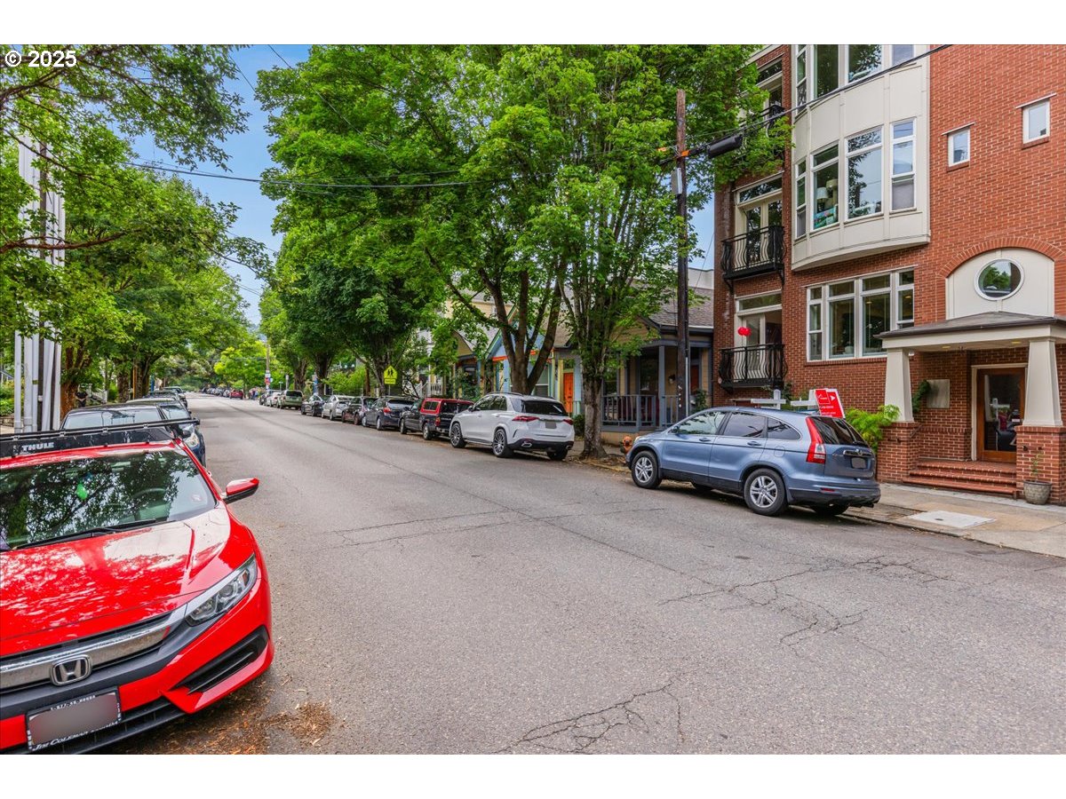 2537 NW THURMAN ST 104