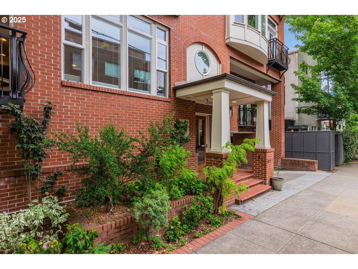 2537 NW THURMAN ST 104