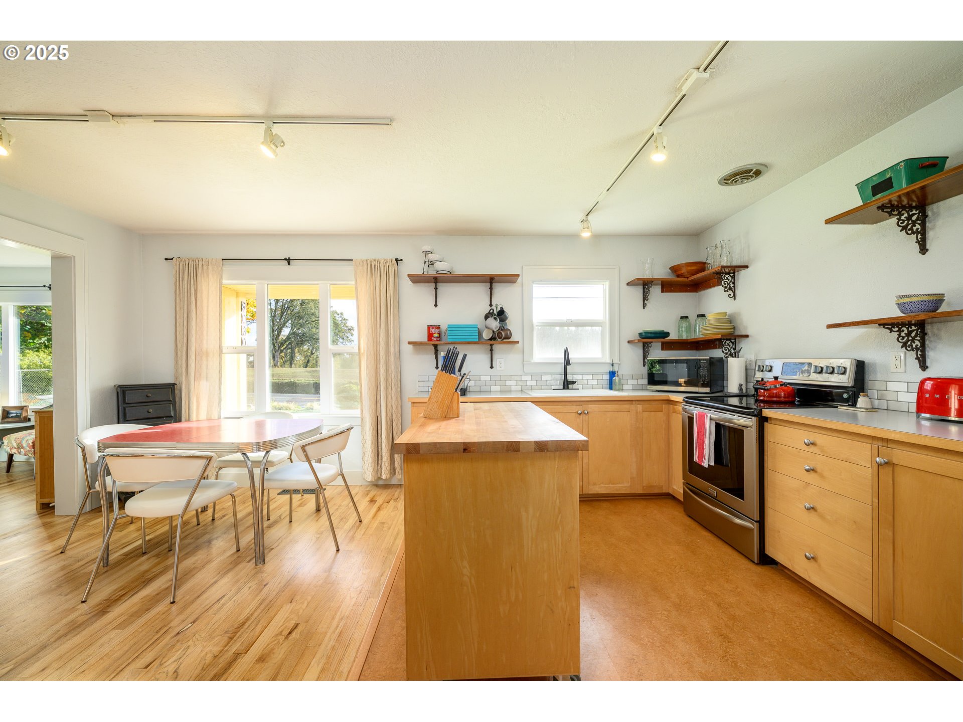 8030 NW MEADOW LAKE RD