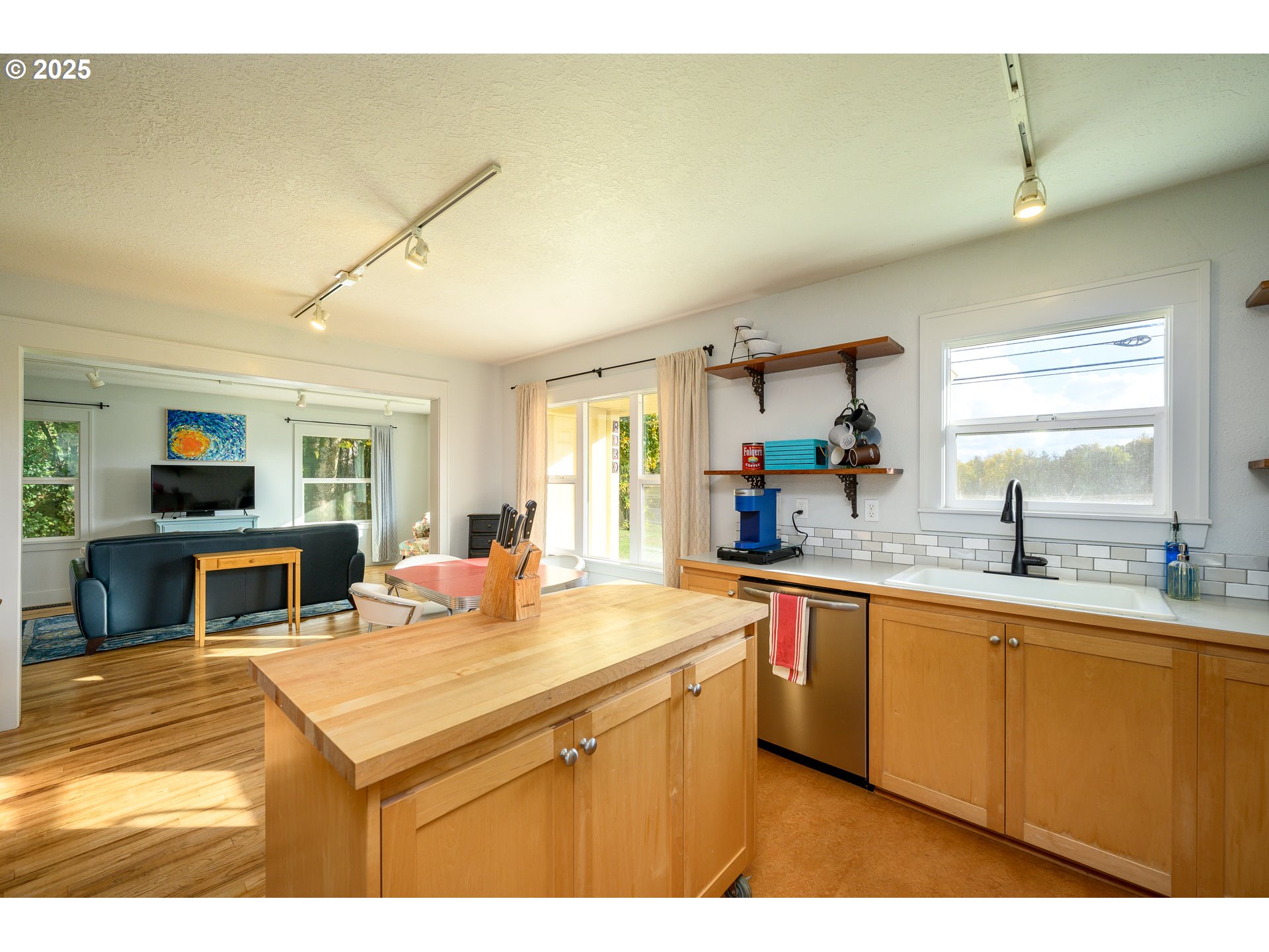 8030 NW MEADOW LAKE RD