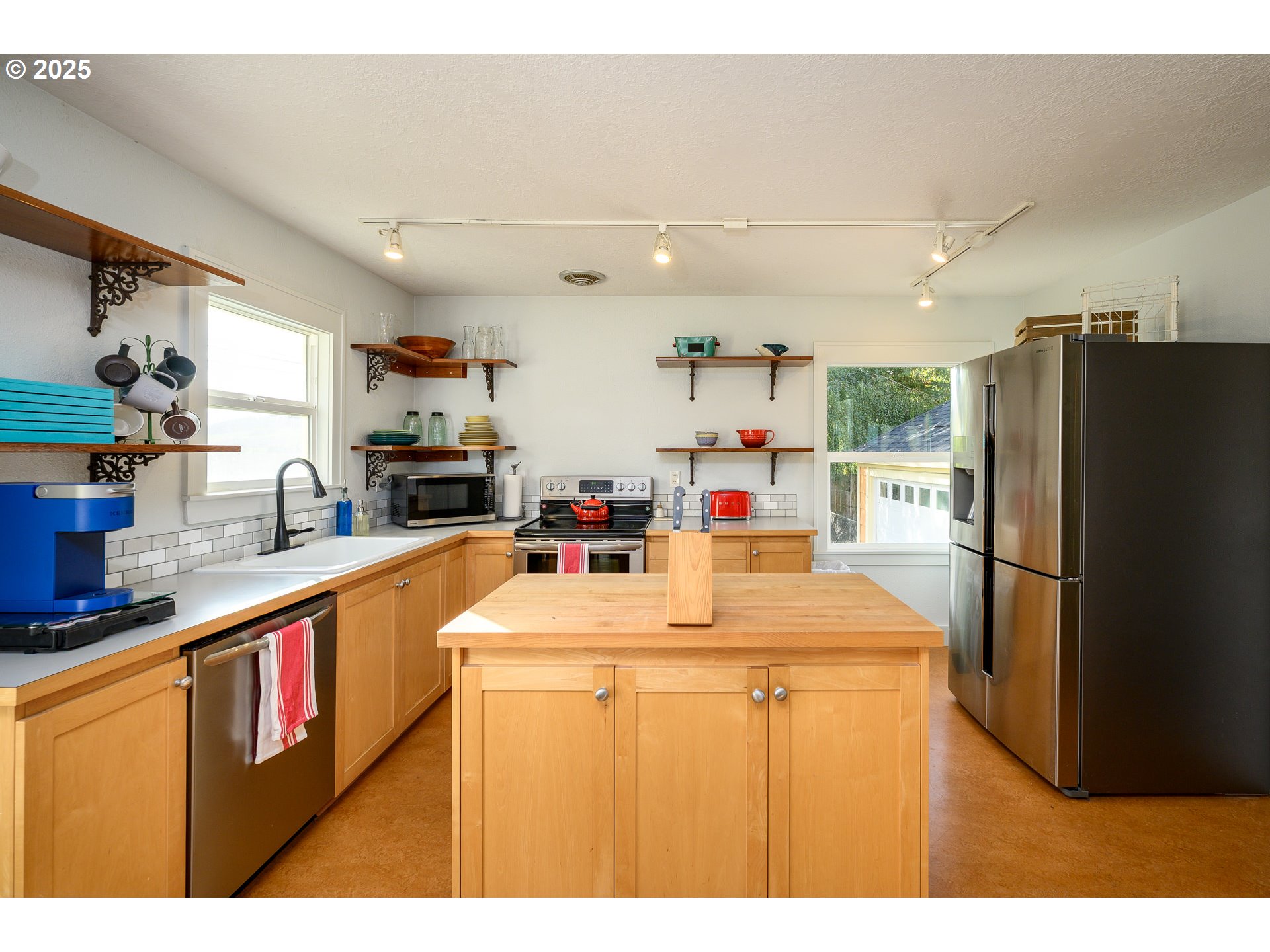 8030 NW MEADOW LAKE RD