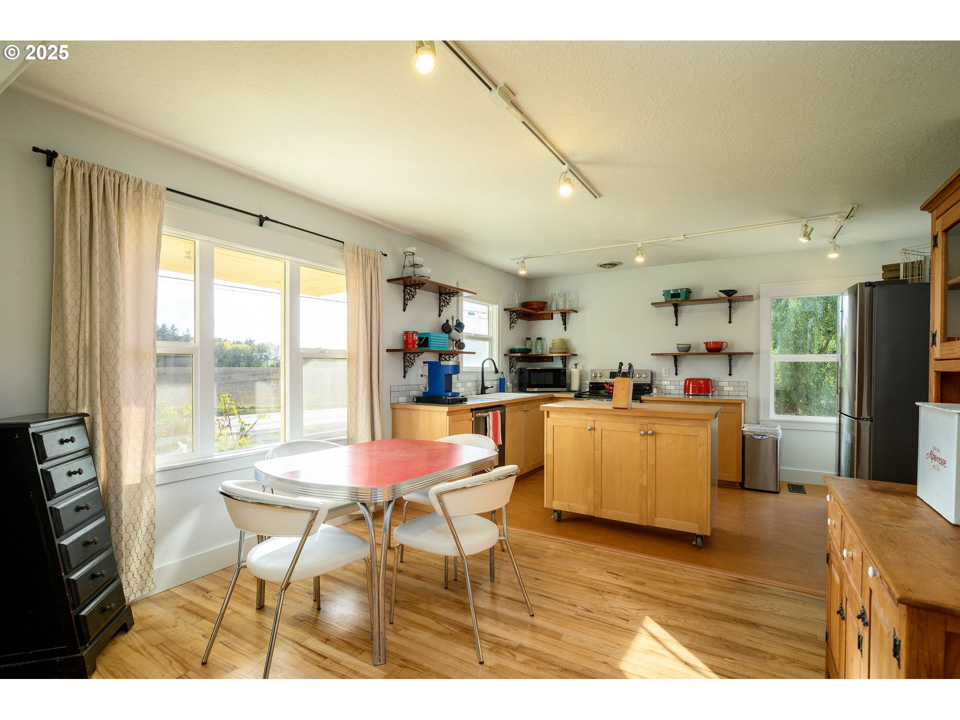 8030 NW MEADOW LAKE RD