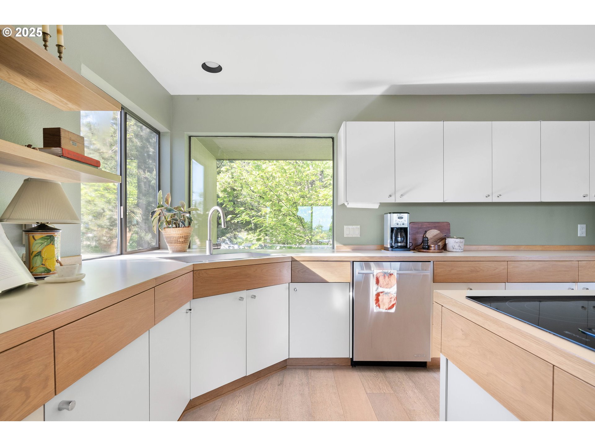 23 MASARYK ST