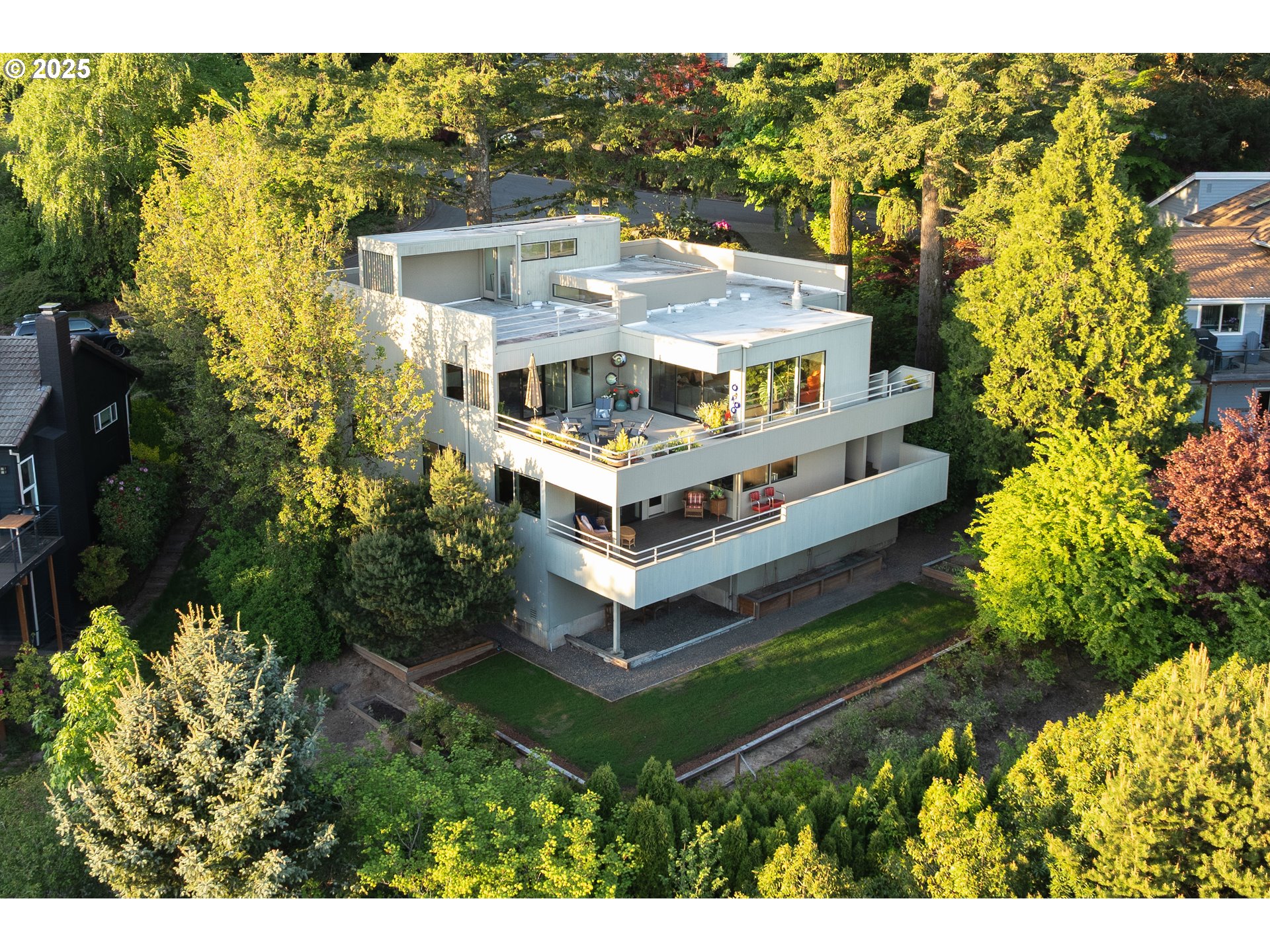 23 MASARYK ST