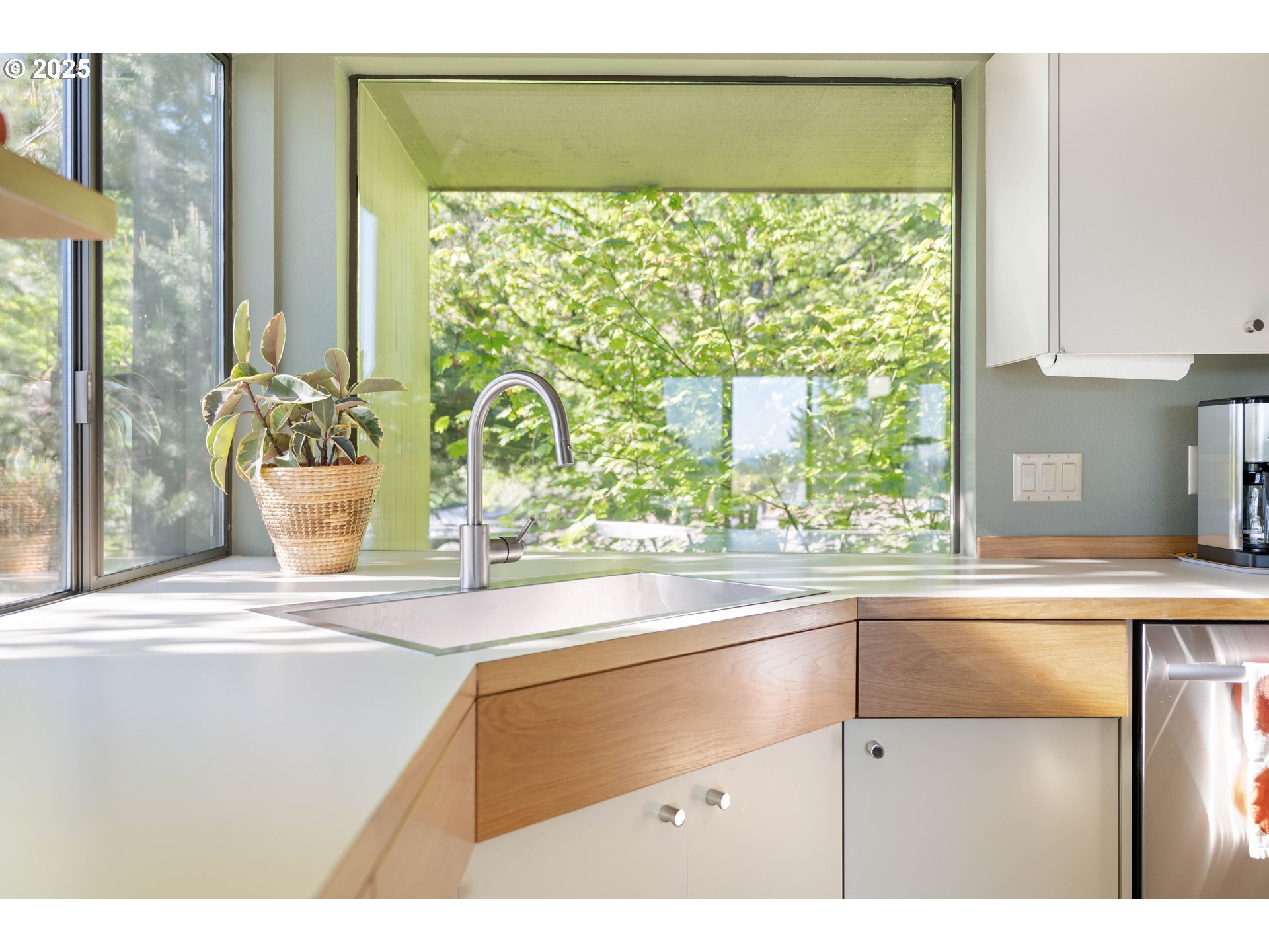 23 MASARYK ST