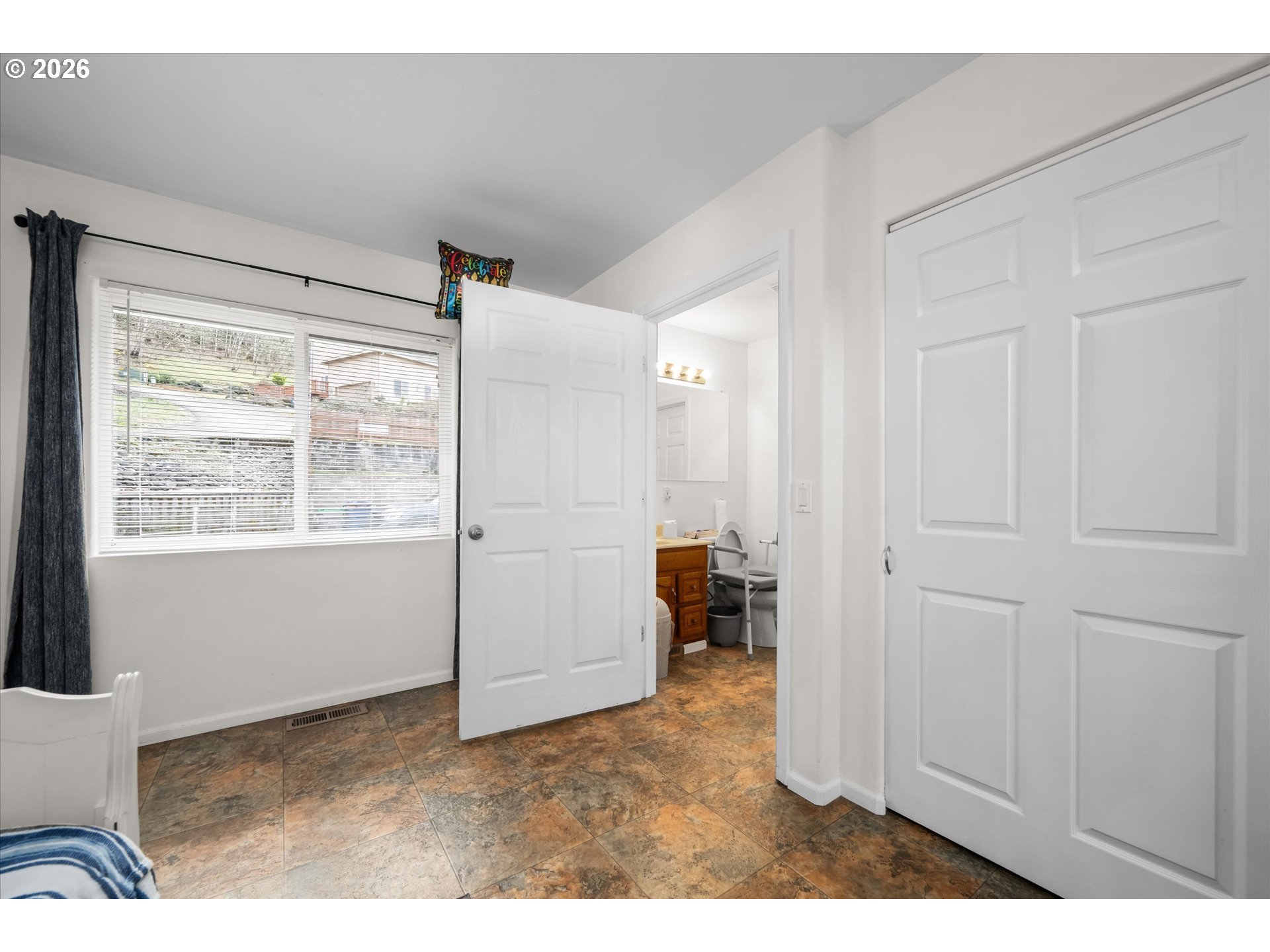 805 QUEENS AVE