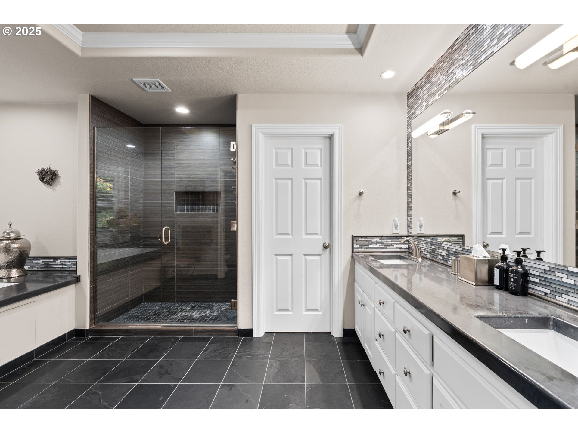 7717 NW BLUE POINTE LN