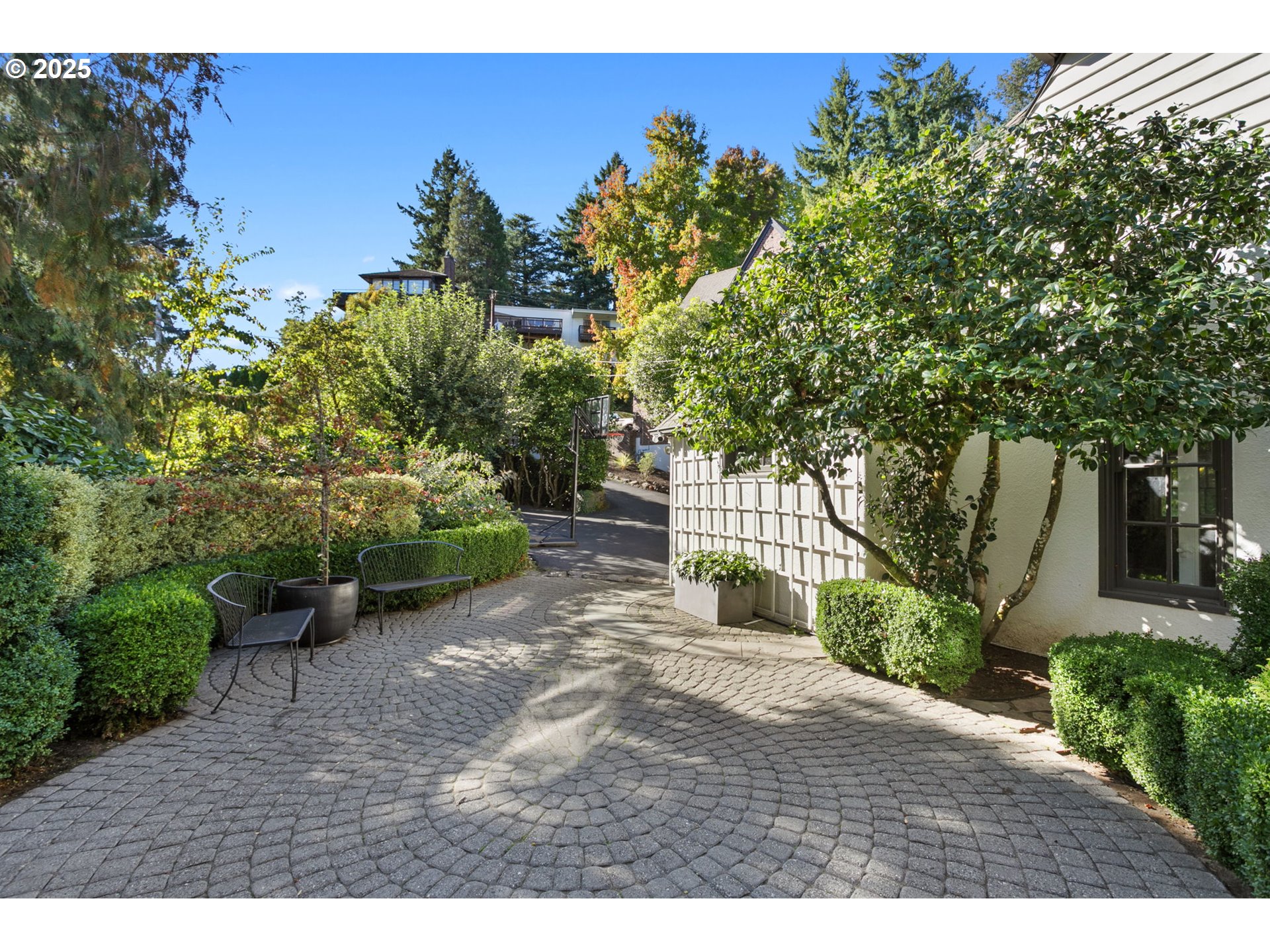 2933 SW FAIRVIEW BLVD