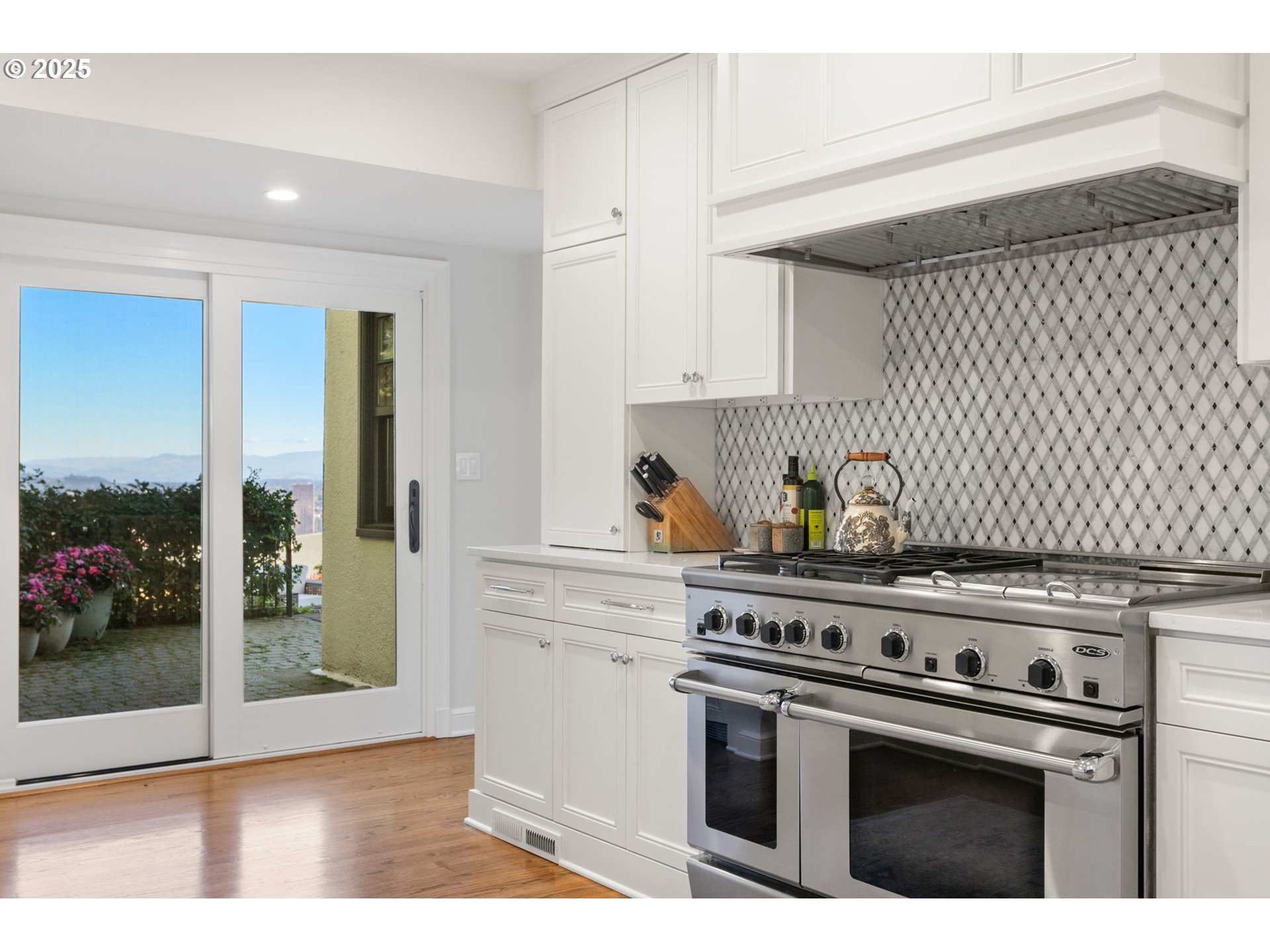 2933 SW FAIRVIEW BLVD