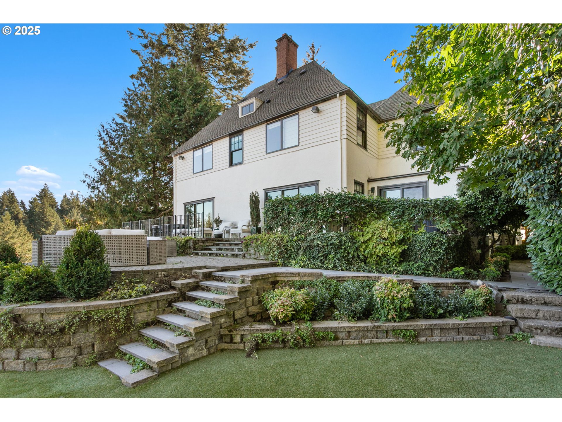 2933 SW FAIRVIEW BLVD