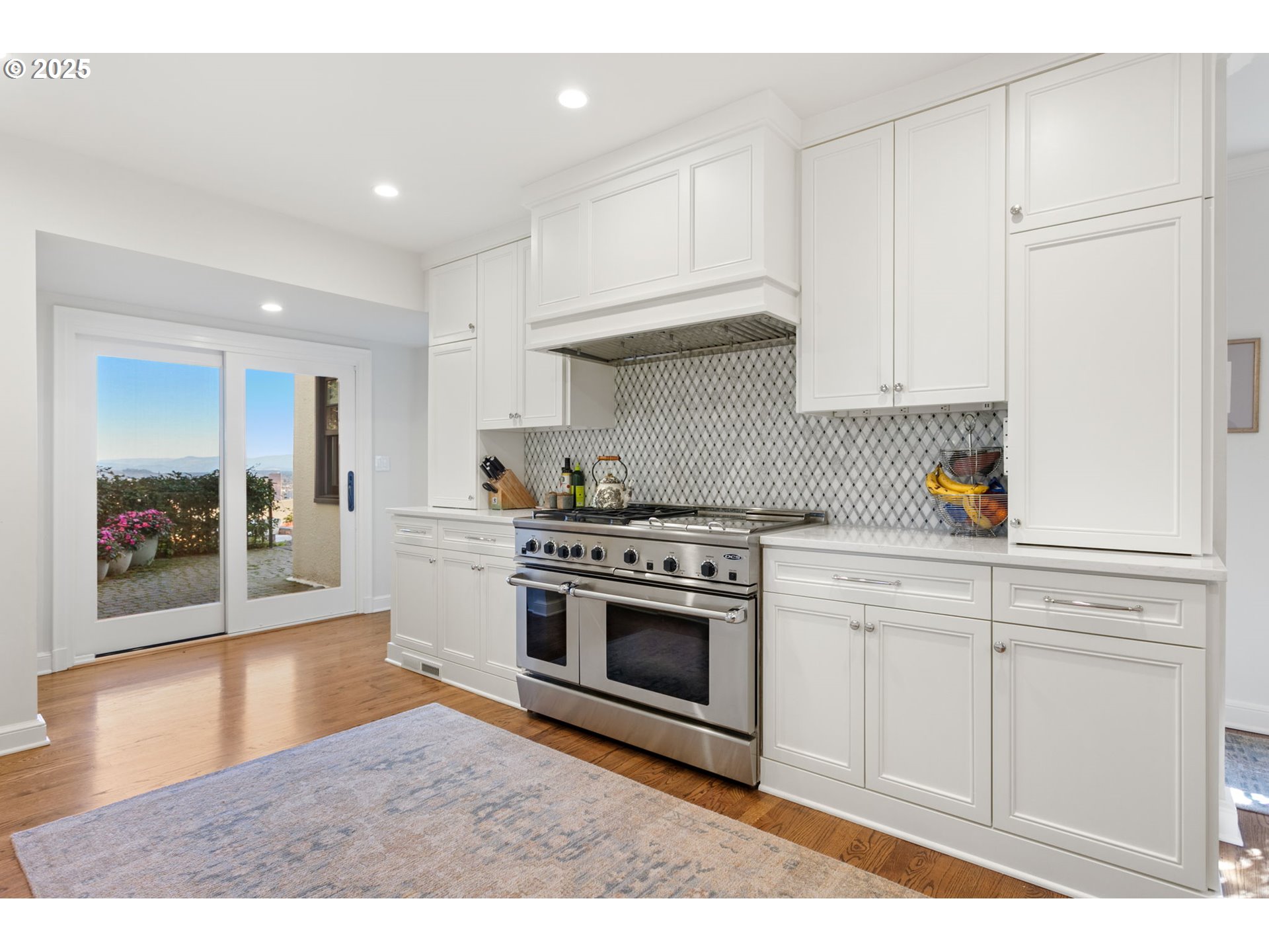 2933 SW FAIRVIEW BLVD