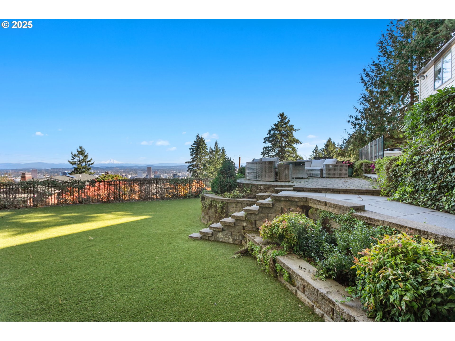 2933 SW FAIRVIEW BLVD