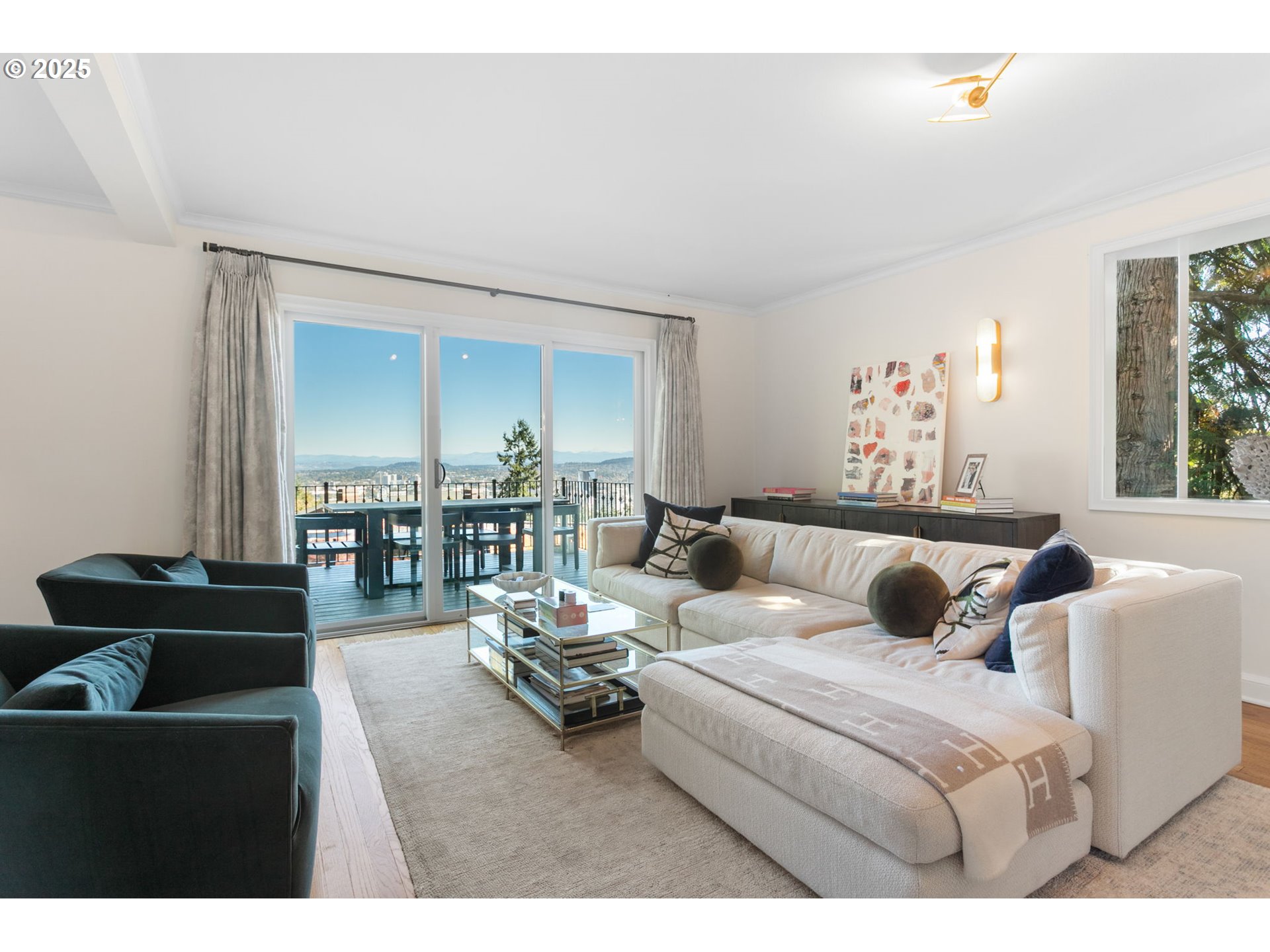 2933 SW FAIRVIEW BLVD