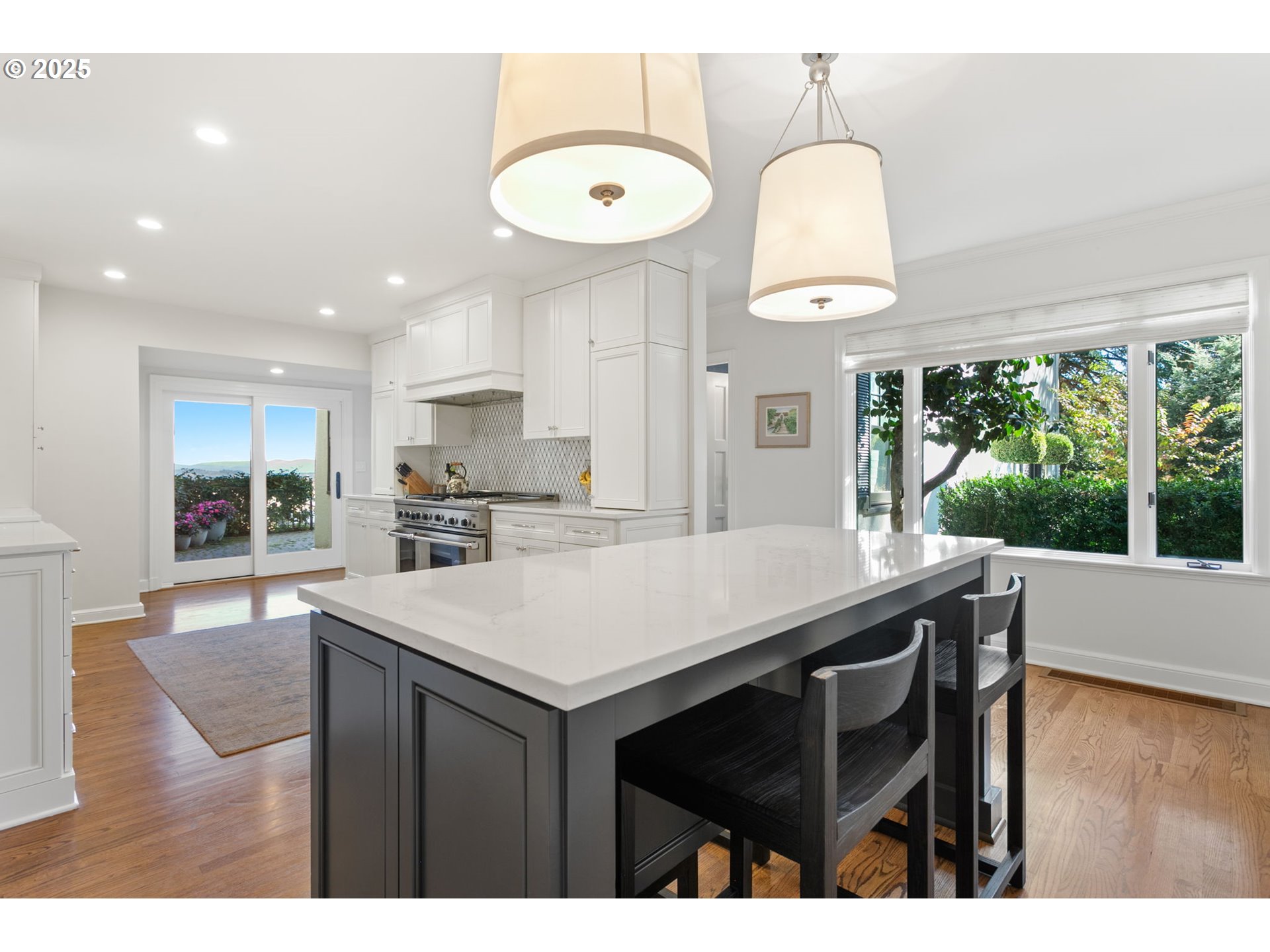 2933 SW FAIRVIEW BLVD