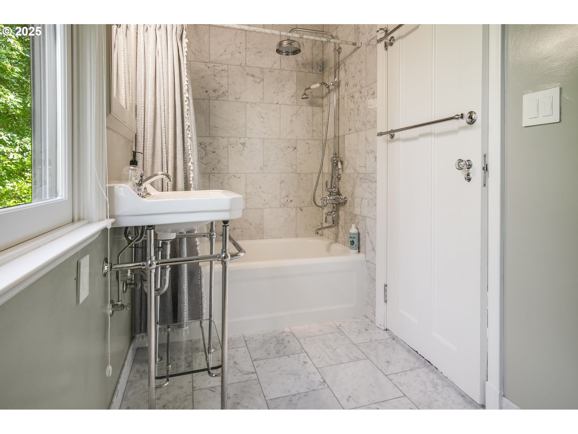 2933 SW FAIRVIEW BLVD