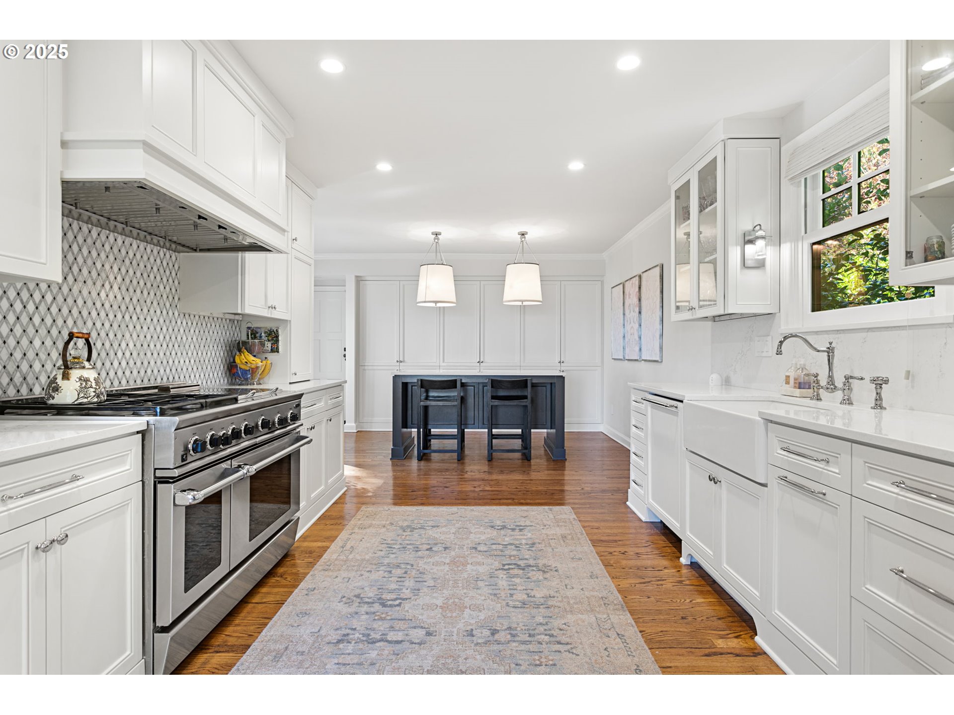 2933 SW FAIRVIEW BLVD