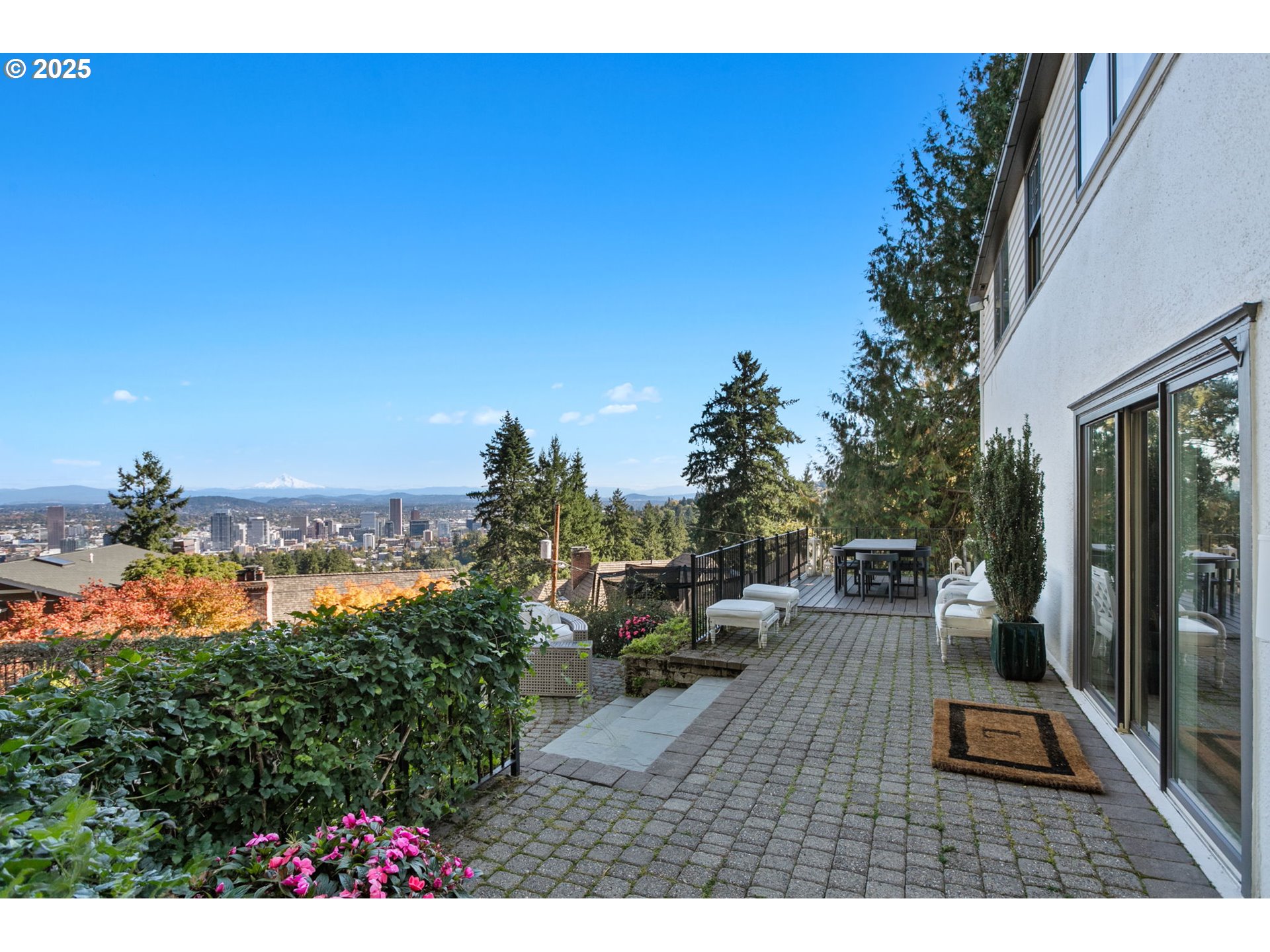 2933 SW FAIRVIEW BLVD